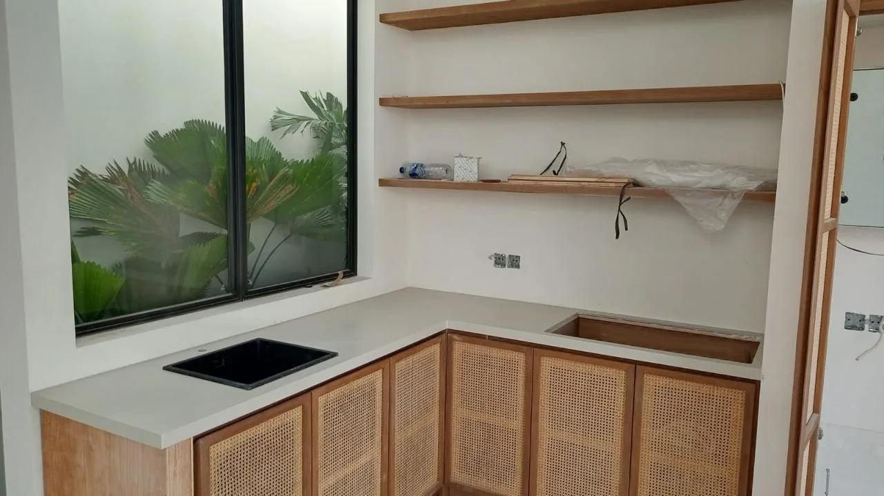 Pantry dengan pintu rotan dan ambalan kayu